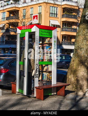 Berlin Rüdesheimer Strasse, BücherboXX 2010 ora chiamato Villa Libris.Tiny lending library in disuso convertito e cabina telefonica (tipo TelH78) Foto Stock