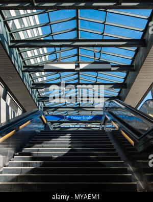 Berlin Osloerstrasse U-Bahn stazione ferroviaria serve U8 E U9 linee.vetro entrata coperta,scale & escalator.chiamato dopo la città di Oslo Foto Stock