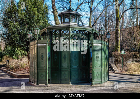 Berlin Rüdesheimer Platz. Toilette storico - Café Achteck costruito da resti di ex orinatoio a Goslarer Platz, Octotagonal ghisa wc Foto Stock