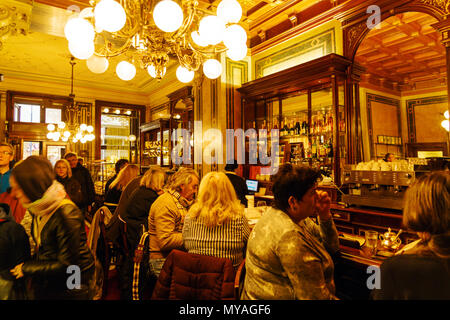 Vienna, Austria - 22 Ottobre 2017: i visitatori mangiare dolci e bere il caffè ai tavoli della famosa casa di caffè Demel Foto Stock