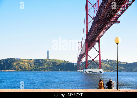Il famoso Ponte 25 Aprile sul fiume Tago a Lisbona ispirato al Golden Gate di San Francisco Foto Stock