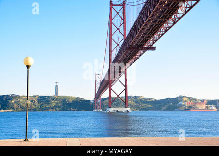 Il famoso Ponte 25 Aprile sul fiume Tago a Lisbona ispirato al Golden Gate di San Francisco Foto Stock