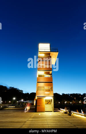 La torre di osservazione a Quai des Cageux sul lungomare Samuel de Champlain di notte nella città di Québec, Canada Foto Stock