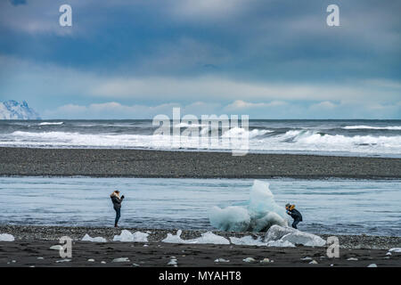 Il ghiaccio del ghiacciaio su una spiaggia di sabbia nera, Breidamerkurfjara beach, Vatnajokull calotta di ghiaccio, Islanda. Foto Stock