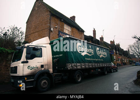 Il camion Carlsberg all'esterno dell'Althorp Coaching Inn Great Brington Northamptonshire consegna grandi camion container villaggio lager locale Foto Stock