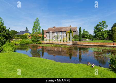 Fattoria di collina e del lago alla RHS Gardens Hyde Hall in Essex su una Gloriosa Mattina d'estate Foto Stock