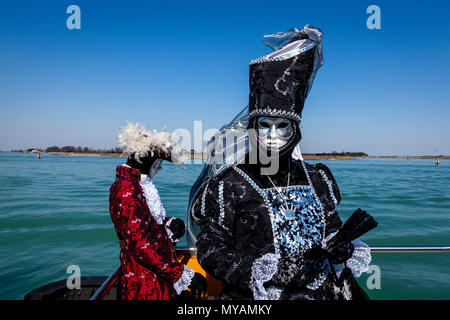 Due persone in Costume di Carnevale sul Burano al traghetto di Venezia, Venezia, Italia Foto Stock