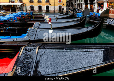 Gondole ormeggiato a Piazza San Marco, Venezia, Italia Foto Stock