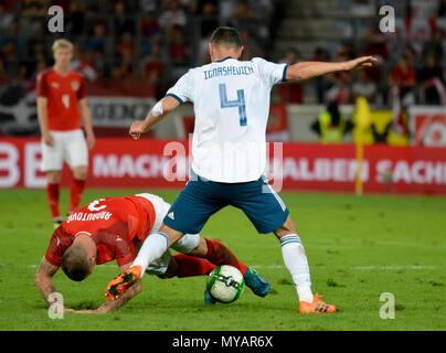 Innsbruck, Austria - 30 maggio 2018. Avanti austriaco Marko Arnautovic e difensore russo Sergey Ignashevich durante l'amichevole internazionale Austria vs Foto Stock