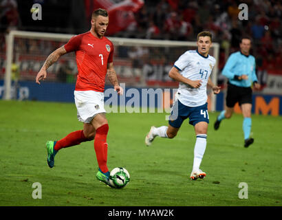 Innsbruck, Austria - 30 maggio 2018. Giocatore austriaco Marko Arnautovic contro il centrocampista russo Roman Zobnin durante l'amichevole internazionale Austria vs R Foto Stock