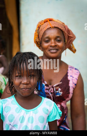 Bissau, Repubblica di Guinea Bissau - 31 Gennaio 2018: Ritratto di giovane ragazza e sua madre al Cupelon de Cima quartiere nella città di Bissau, Foto Stock