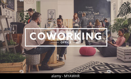 I lavoratori della moderna agenzia avente break, coworking office Foto Stock