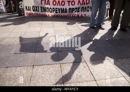 I pensionati greci durante il rally contro i tagli nella sanità, esigere cure gratis e libero accesso ai farmaci. 25.05.2018 | Utilizzo di tutto il mondo Foto Stock