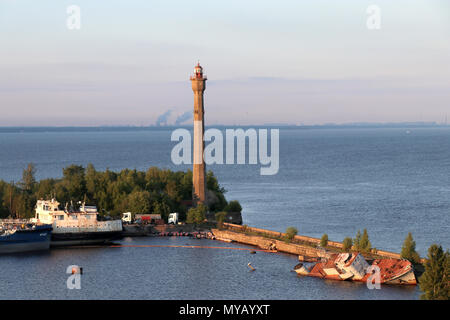 Vista del parzialmente fatiscente porto storico complesso al tramonto a Kronstadt a San Pietroburgo, Russia. Prese 10.06.2017. Oggi Kronstadt è parte dei milioni-città forte di San Pietroburgo. È stato costruito da zar Pietro I come una base navale punto sul Mar Baltico. I marinai di Kronstadt è andato giù nella storia per vari moti. Foto: Peter Zimmermann/dpa-Zentralbild/ZB | Utilizzo di tutto il mondo Foto Stock