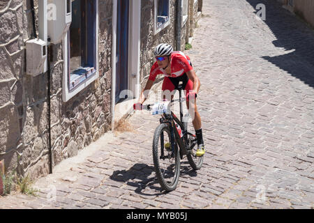 Turco ciclista maschio compete in una gara internazionale di mountain bike nel villaggio greco di molivos sull isola di Lesbo Foto Stock