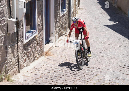 Turco ciclista maschio compete in una gara internazionale di mountain bike nel villaggio greco di molivos sull isola di Lesbo Foto Stock