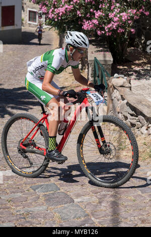 Greco ciclista maschio compete in una gara internazionale di mountain bike nel corso della foresta al di fuori del villaggio greco di molivos sull isola di Lesbo Foto Stock