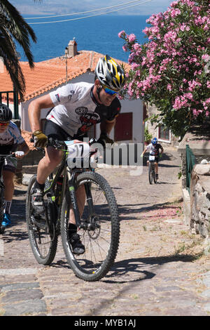 Greco ciclista maschio compete in una gara internazionale di mountain bike nel corso della foresta al di fuori del villaggio greco di molivos sull isola di Lesbo Foto Stock