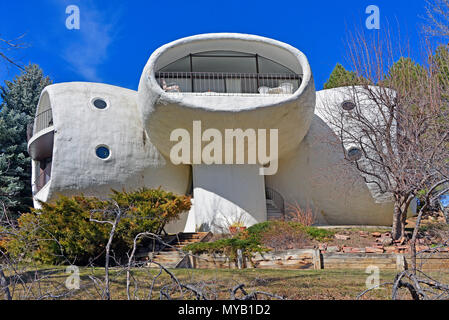 Casa Brenton, lato sud che mostra elevata-story " barnacle' forma con balcone, fiancheggiato da 2 a due piani "cirripedi" (1969), Boulder, CO, STATI UNITI D'AMERICA Foto Stock