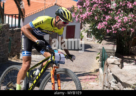 Greco ciclista maschio compete in una gara internazionale di mountain bike nel corso urbano al di fuori del villaggio greco di molivos sull isola di Lesbo Foto Stock