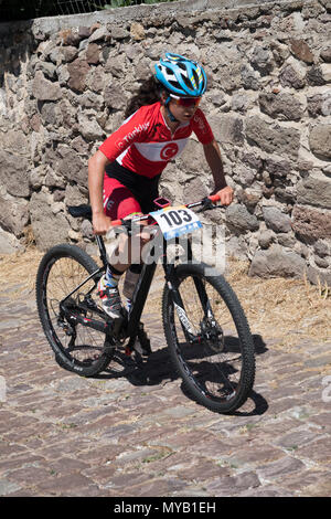 Femmina turco ciclista compete in una gara internazionale di mountain bike nel villaggio greco di molivos sull isola di Lesbo Foto Stock