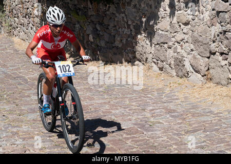 Femmina turco ciclista compete in una gara internazionale di mountain bike nel villaggio greco di molivos sull isola di Lesbo Foto Stock