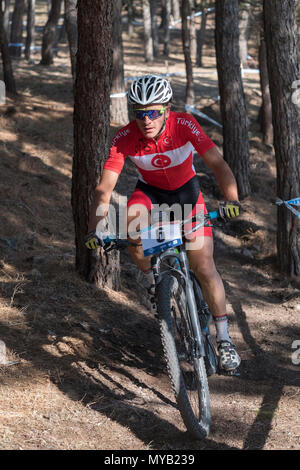 Maschio turco ciclisti competere in una gara internazionale di mountain bike in una foresta al di fuori del villaggio greco di molivos sull isola di Lesbo Foto Stock