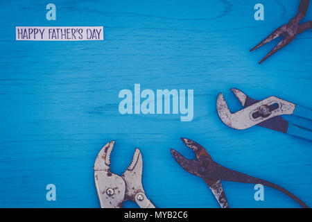 Felice Festa del Papà ancora il concetto di vita con gli strumenti usurati su scheda blu, piatto laici in impostazione vintage Foto Stock