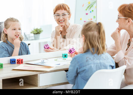 Logopedista e bambina che lavora davanti dello specchio Foto Stock