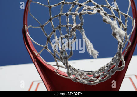 Basketball hoop sotto il cielo blu Foto Stock