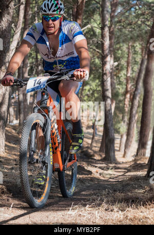 Greco ciclista maschio compete in una gara internazionale di mountain bike nel corso della foresta al di fuori del villaggio greco di molivos sull isola di Lesbo Foto Stock