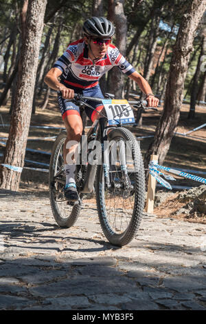 Femmina olandese ciclista compete in una gara internazionale di mountain bike nel villaggio greco di molivos sull isola di Lesbo Foto Stock