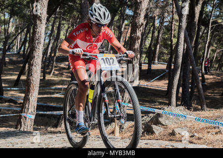 Giovane femmina ciclista turco compete in una gara internazionale di mountain bike nel villaggio greco di molivos sull isola di Lesbo Foto Stock