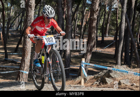 Giovane femmina ciclista turco compete in una gara internazionale di mountain bike nel villaggio greco di molivos sull isola di Lesbo Foto Stock