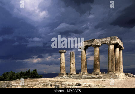 Il Greco antico sito di Corinto, il Tempio di Apollo, raffiguranti le rimanenti colonne doriche con drammatica nuvole & luce (reso in PS), Corinto, Grecia Foto Stock