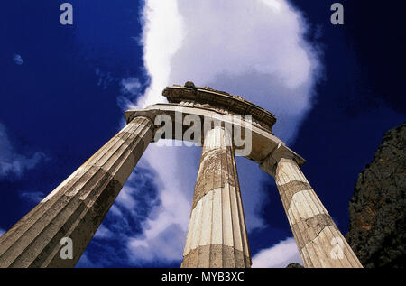 Tholos dorico al Santuario di Athena Pronaia (ca. 390 BCE), Delphi, guardando il cornicione con il cloud, dal sig. Theodoros di Phokaia, Delphi, Grecia Foto Stock
