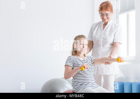 Foto di capretto esercizio con manubri con spazio di copia Foto Stock