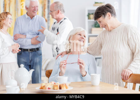 Due felici le donne anziane parlando di vecchi tempi Foto Stock