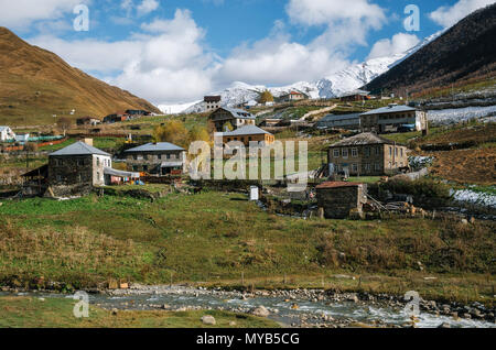 Montagna fiume Enguri contro Chvibiani caucasica villaggio Ushguli comune, Caucaso, Svaneti superiore, Georgia. Foto Stock