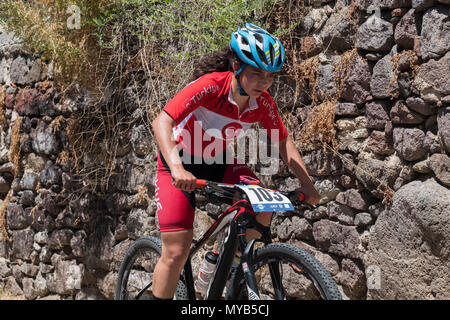 Femmina ciclista turco compete in una gara internazionale di mountain bike nel villaggio greco di molivos sull isola di Lesbo Foto Stock