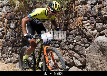 Ciclista greco compete in una gara internazionale di mountain bike nel villaggio greco di molivos sull isola di Lesbo Foto Stock