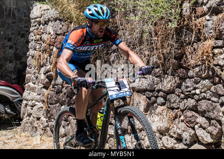 Ciclista greco compete in una gara internazionale di mountain bike nel villaggio greco di molivos sull isola di Lesbo Foto Stock