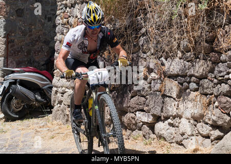 Ciclista greco compete in una gara internazionale di mountain bike nel villaggio greco di molivos sull isola di Lesbo Foto Stock