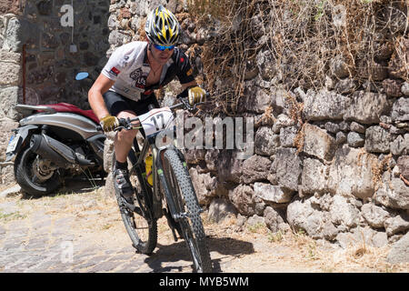 Ciclista greco compete in una gara internazionale di mountain bike nel villaggio greco di molivos sull isola di Lesbo Foto Stock