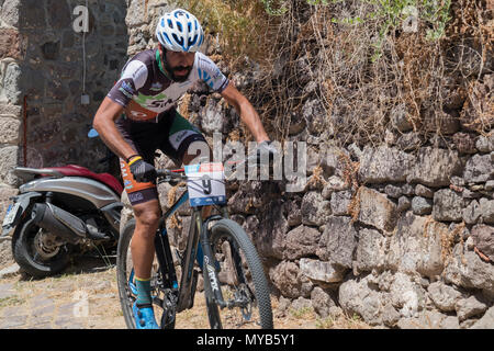 Ciclista greco compete in una gara internazionale di mountain bike nel villaggio greco di molivos sull isola di Lesbo Foto Stock