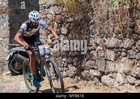 Ciclista greco compete in una gara internazionale di mountain bike nel villaggio greco di molivos sull isola di Lesbo Foto Stock