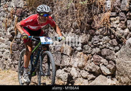 Bagno turco ciclista compete in una gara internazionale di mountain bike nel villaggio greco di molivos sull isola di Lesbo Foto Stock