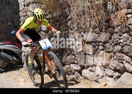 Ciclista greco compete in una gara internazionale di mountain bike nel villaggio greco di molivos sull isola di Lesbo Foto Stock