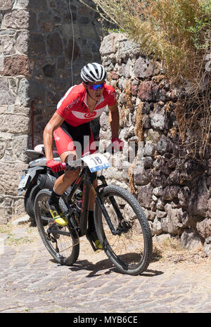 Bagno turco ciclista compete in una gara internazionale di mountain bike nel villaggio greco di molivos sull isola di Lesbo Foto Stock