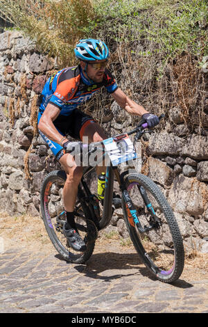 Ciclista greco compete in una gara internazionale di mountain bike nel villaggio greco di molivos sull isola di Lesbo Foto Stock